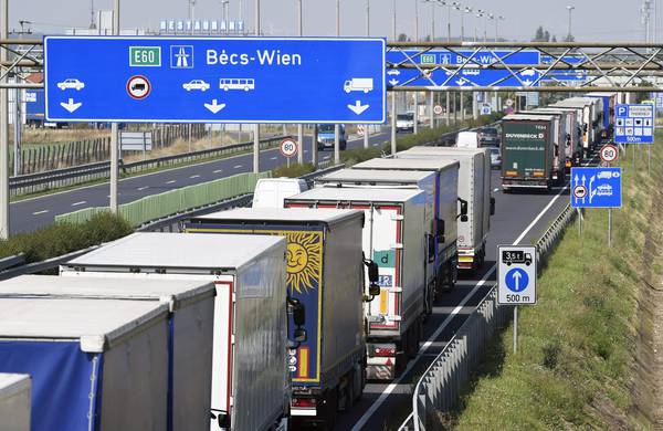Coada kilometrica la granita cu Austria