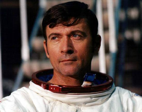 Personalitatea zilei: John Watts Young!