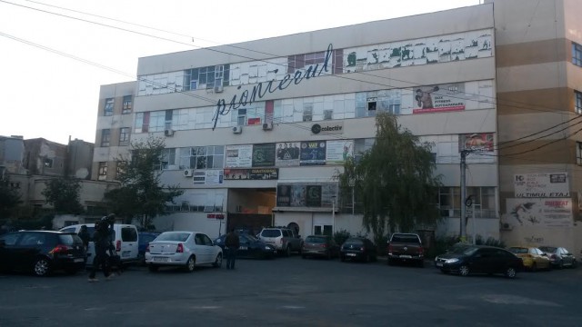 Ping pong cu avizele de functionare a clubului Colectiv