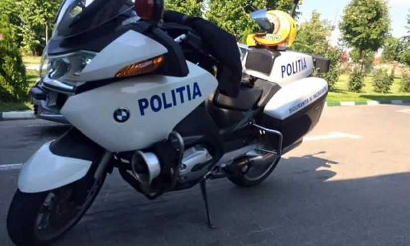 Un politist a murit dupa ce a cazut cu motocicleta intr-o gaura