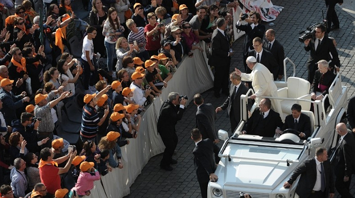 Inalt prelat de la Vatican recunoaste ca este homosexual