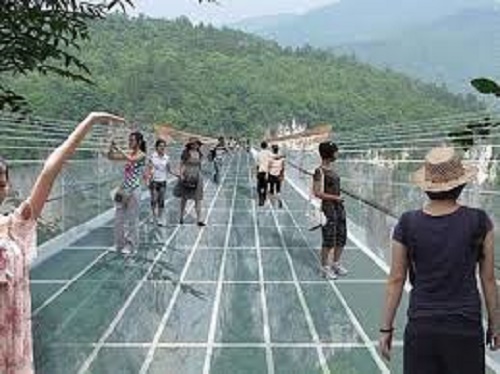 S-a crăpat podul de sticlă!