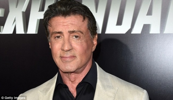 (Video) Vecinii nostri se promoveaza cu Sylvester Stallone, Antonio Banderas şi Salma Hayek