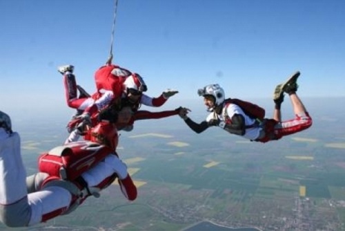 Trei parașutiști s-au prăbușit la Clinceni