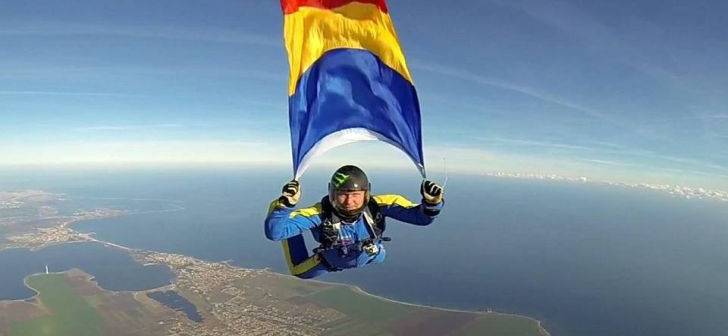 Instructorul de parașutism declarat mort e IN VIATA!