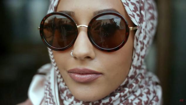 Primul model care poarta hijab intr-o campanie de moda