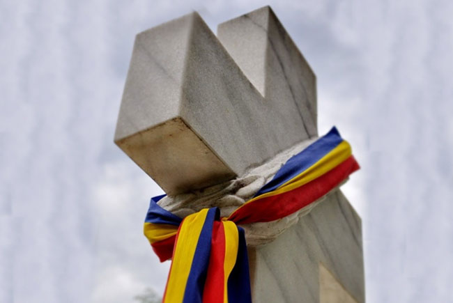 Omagiu adus eroilor din Arges