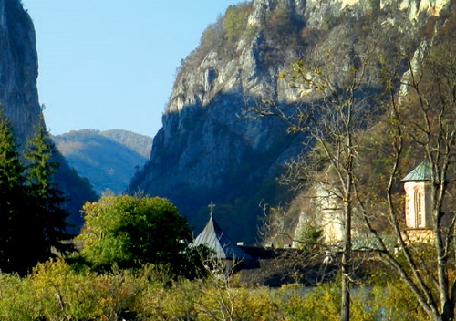 Drumul mănăstirilor de sub munte