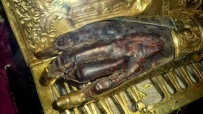 Preotii care au incercat sa fure moastele Sf. Haralambie au fost suspendati