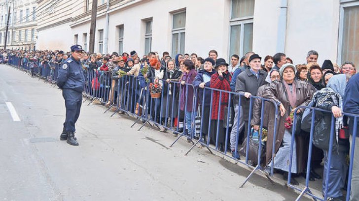 Mii de credinciosi stau la coada la moastele Sfintei Parascheva