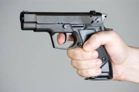 Pistol furat dintr-un autoturism