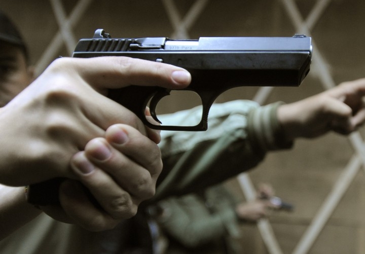 Percheziții la persoane care dețin ilegal arme și muniții letale