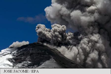 Vulcanul Cotopaxi aruncă cenușă