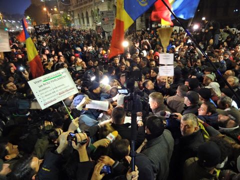 Klaus Iohannis, in mijlocul protestatarilor