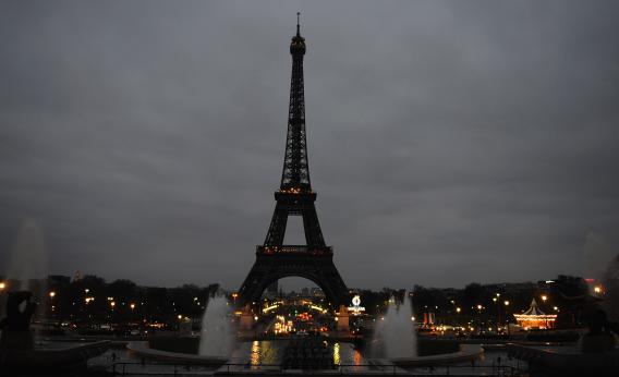 Parisul, intre reculegere si urmarirea complicilor atentatorilor