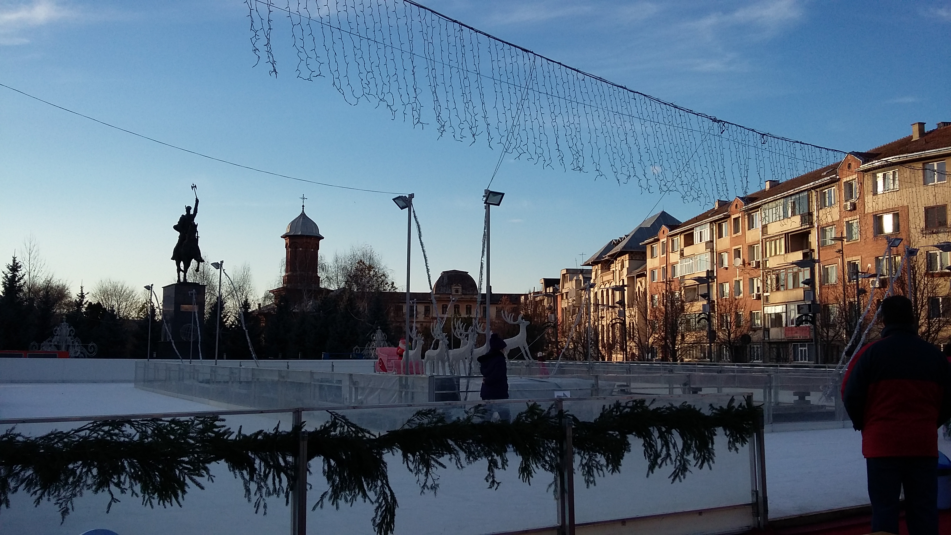 (Galerie foto) S-a deschis patinoarul in centrul Craiovei!