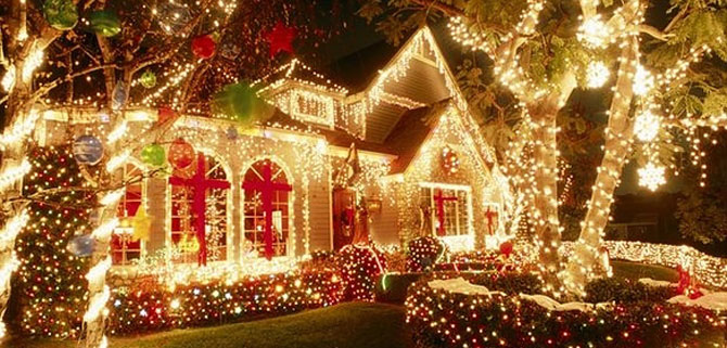 In aceasta seara se aprind cele 3 milioane de beculețe de Sărbători