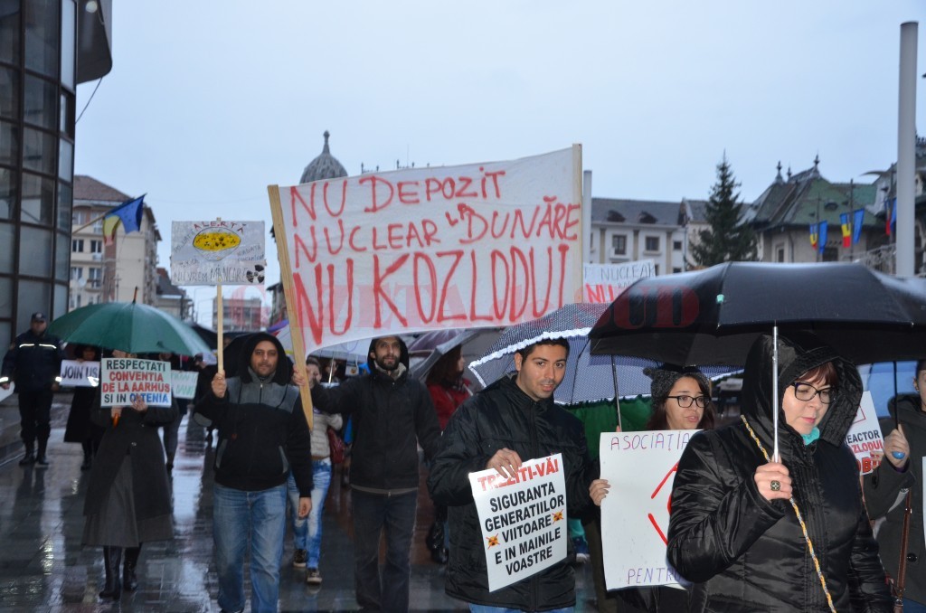 Peste 100 de craioveni au protestat impotriva Kozlodui