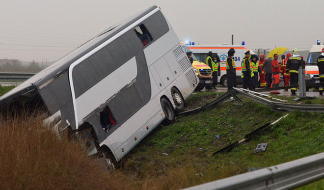 Autocar răsturnat la Herculane