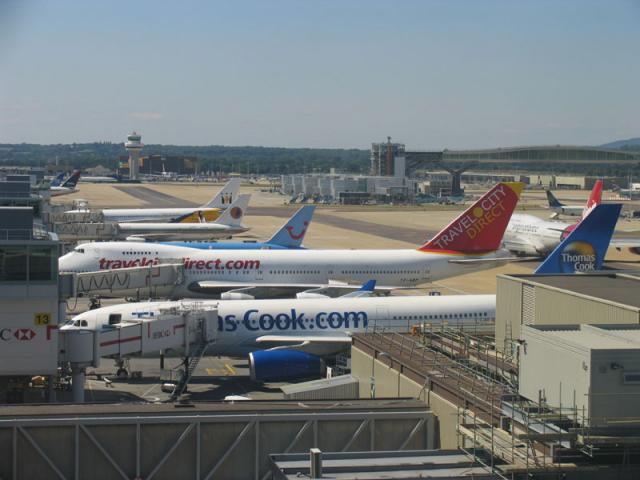 Primul avion cu refugiati sirieni a ajuns in Marea Britanie