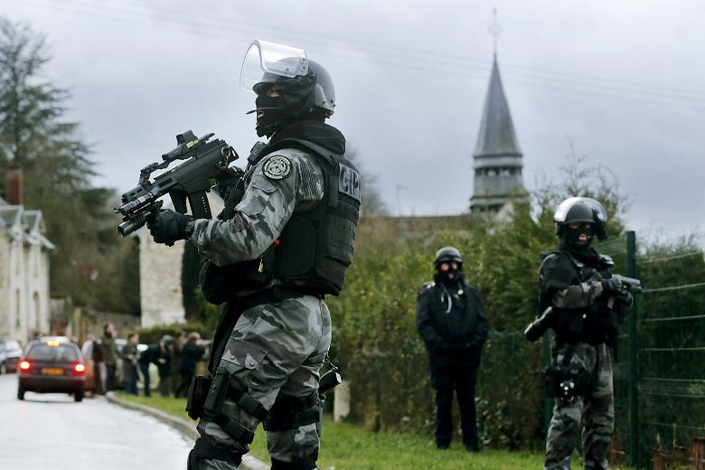 CENTURĂ EXPLOZIVĂ, găsită la periferia Parisului într-o pubelă de gunoi