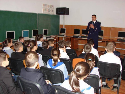 Elevi mehedințeni vizitați de polițiști