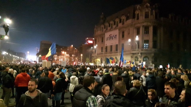 A sasea zi de proteste: Bucurestenii se strang din nou la Universitate