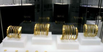 Expoziţia „Aurul şi argintul antic al României”, deschisă la Muzeul Olteniei, din Craiova