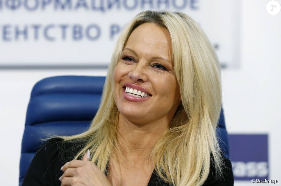 Pamela Anderson ofera rusilor sfaturi pentru a fi simpatizati de occidentali