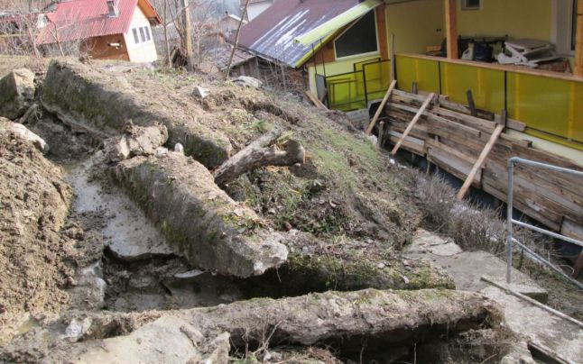 Zeci de familii din Baile Olanesti, aproape izolate!