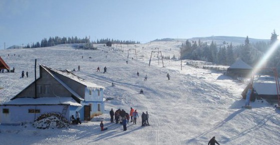 Toate pârtiile din Straja sunt pregătite de schi