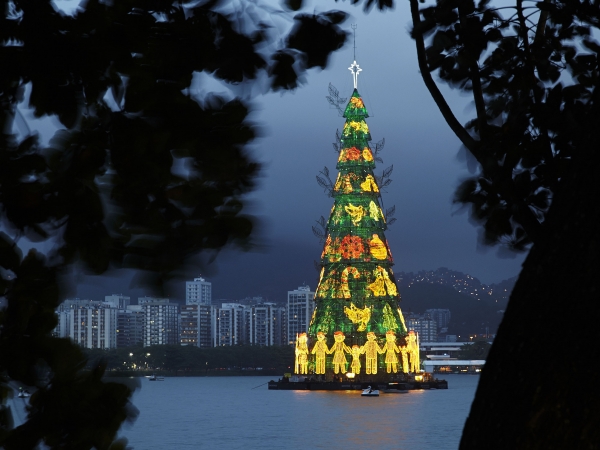 S-a aprins cel mai mare brad plutitor din lume