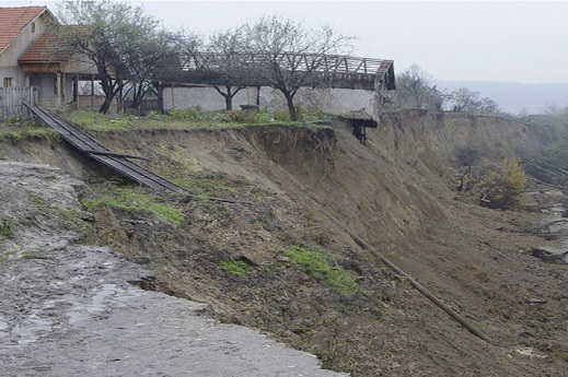 Gospodarii evacuate din cauza alunecarilor