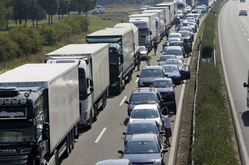 Românii fac cozi la graniță (audio)