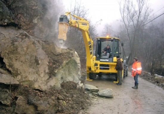 Trafic restrictionat pe DN7 din cauza căderilor de stânci de pe versanţi