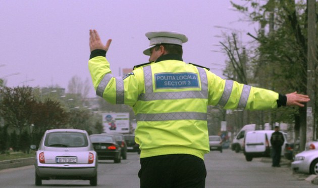 Politist ranit in timp ce dirija traficul