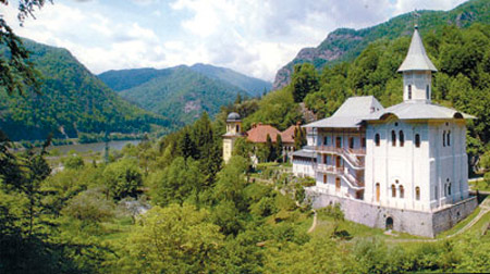 Au furat din manastire!