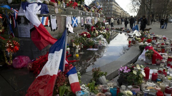 Parizienii au depus flori si lumanari pentru victimele de la revista Charlie Hebdo