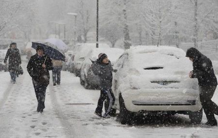 Atenție în trafic – se anunță un nou val de ninsori!