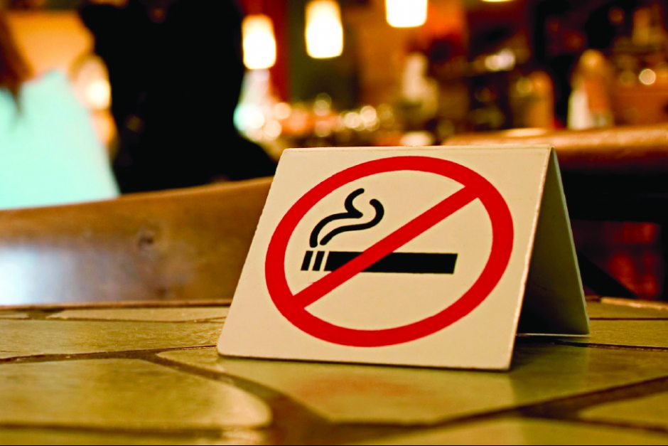 Fumatul in spatiile publice, unda verde la interzicere!