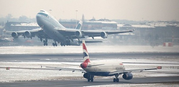 Traficul aerian se desfăşoară în condiţii de ninsoare abundentă şi viscol