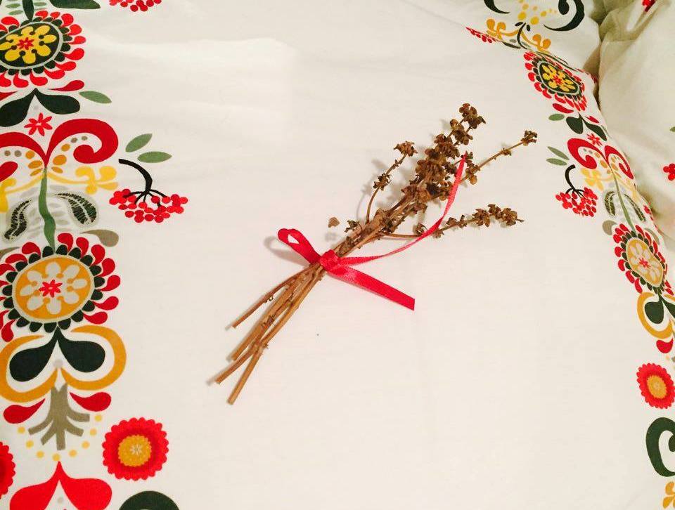 Fetelor, v-ati pus busuioc sub perna?