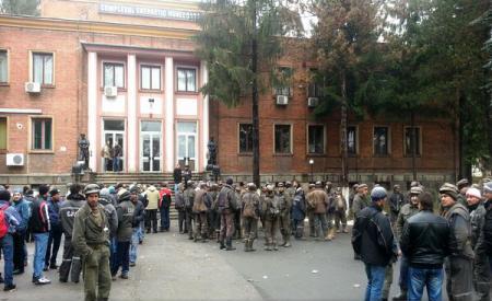 CE Hunedoara: in insolventa, dar cu prime pentru conducere