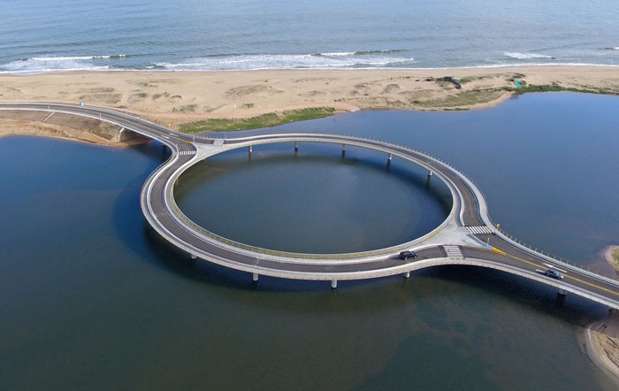 Podul circular obliga soferii sa incetineasca viteza, ca sa admire privelistea