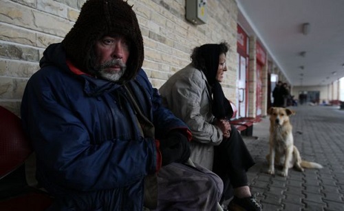 Oamenii străzii ajutați de poliție