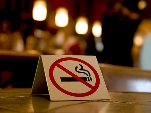 Klaus Iohannis a promulgat Legea care interzice fumatul