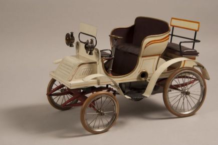 Jucarii de epoca, expuse la Castelul Bran