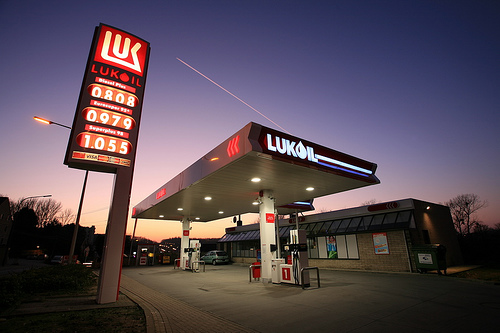 Unul dintre cei mai bogati afaceristi din Bulgaria declara razboi companiei Lukoil