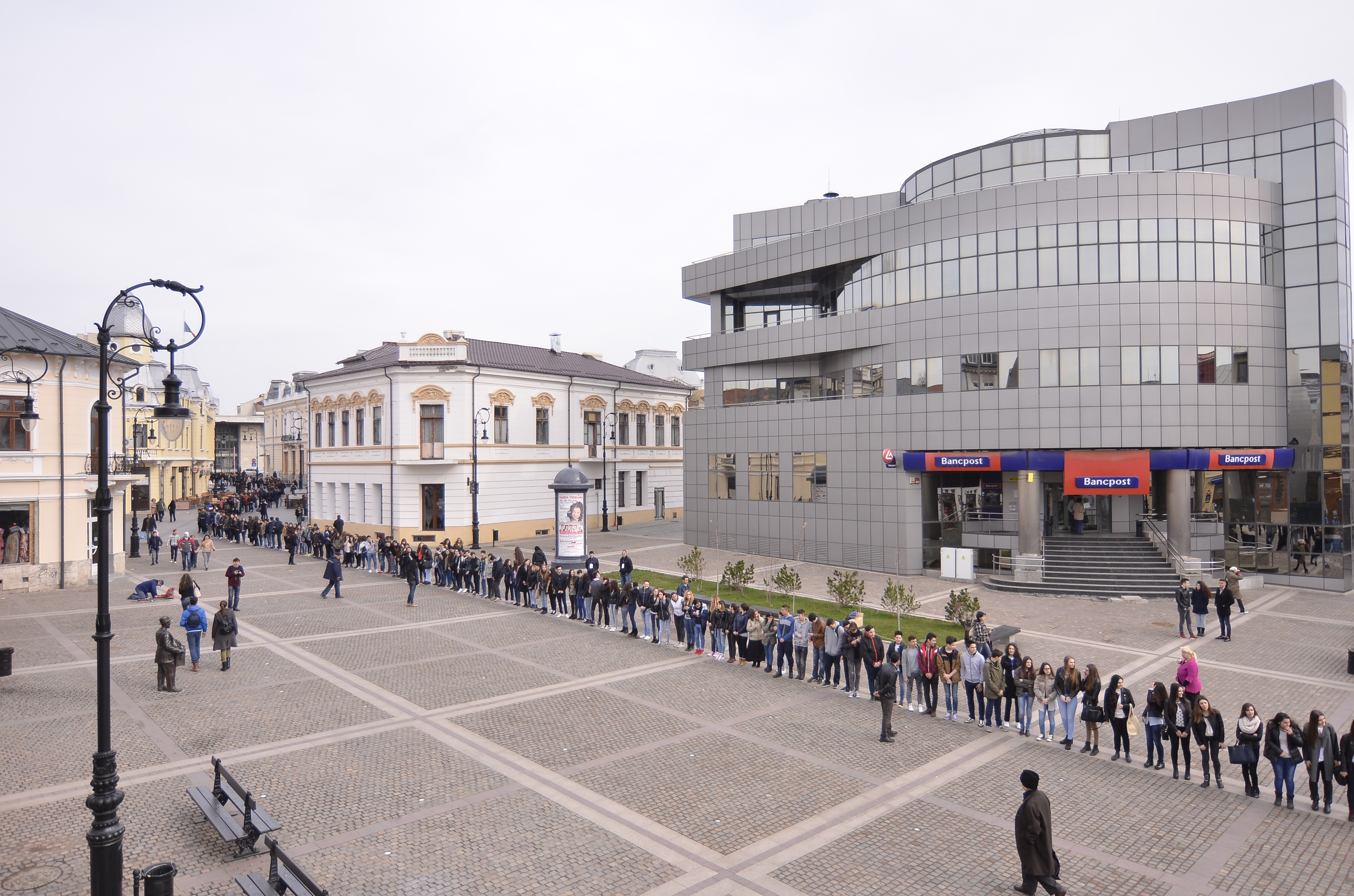 Peste 2500 de oameni au facut coada la lectura la GAUDEAMUS de la Craiova!
