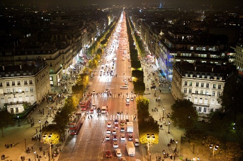 Champs-Elysees va fi rezervat pietonilor